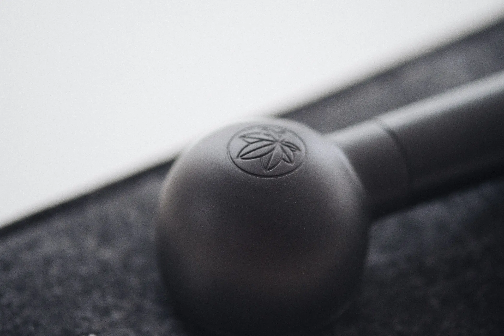 heir handpipe logo on bottom of bowl