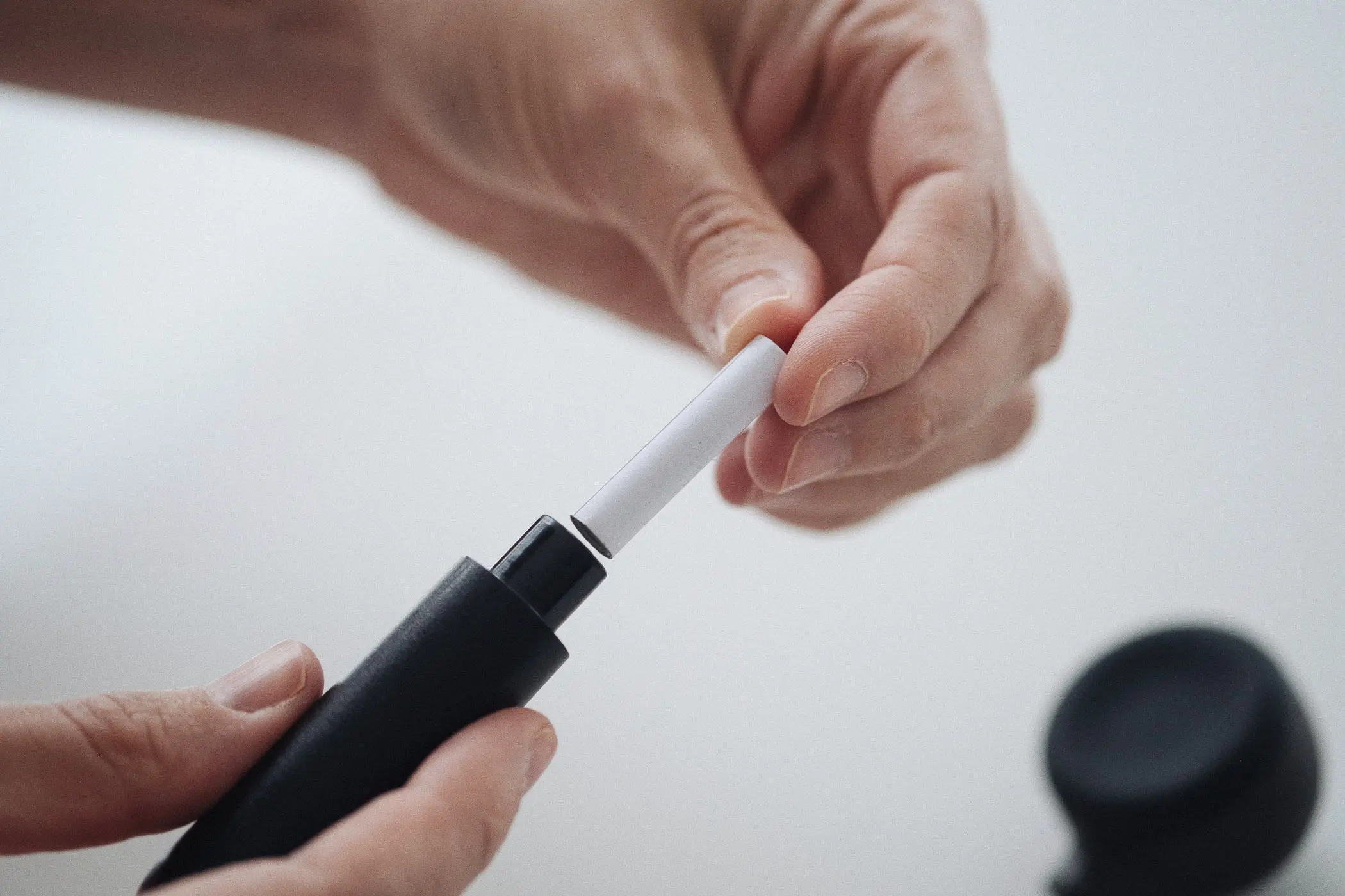 woman taking filter out of handpipe
